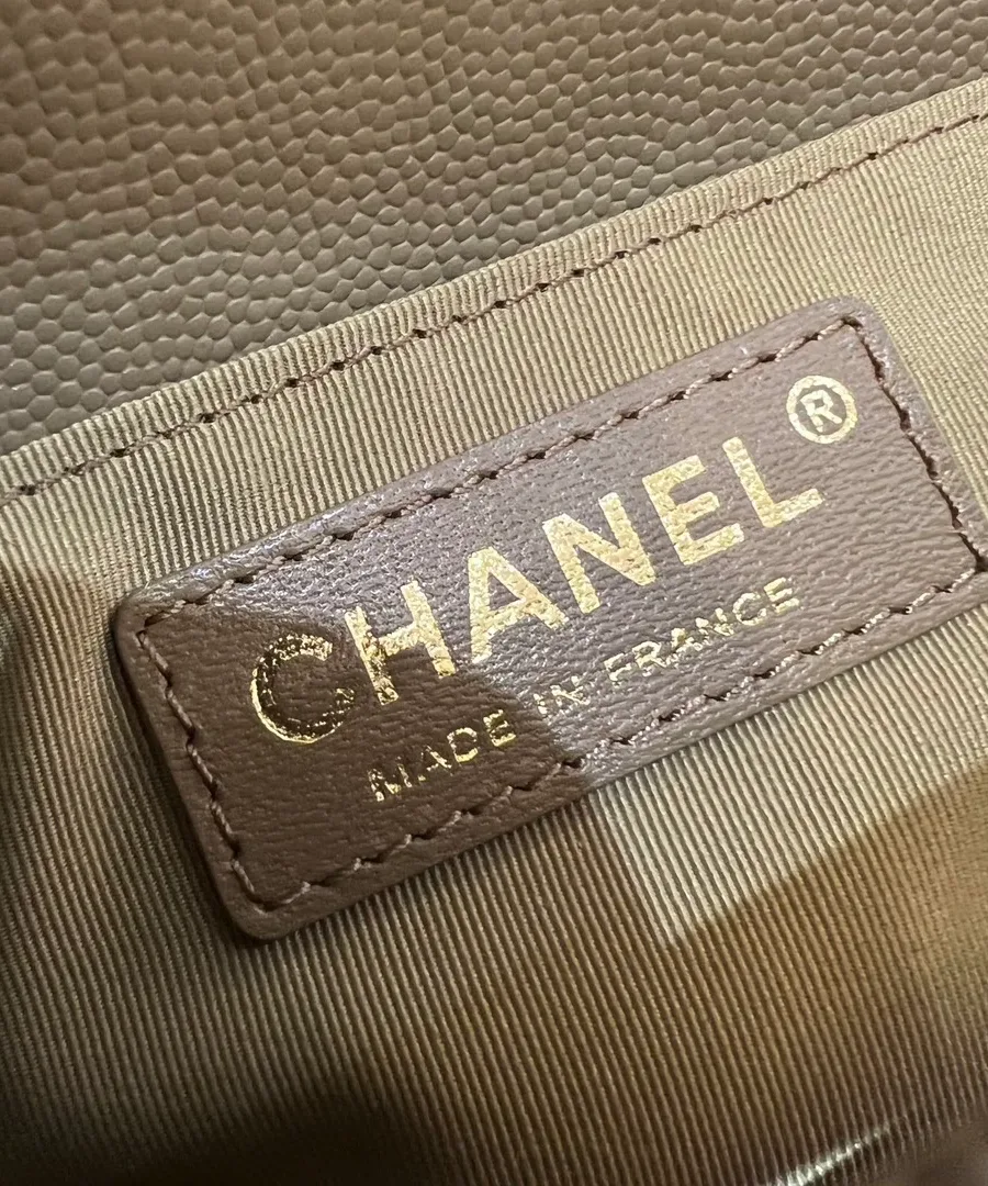 Кожаный ярлык с золотистым тиснением Chanel Made in France внутри сумки