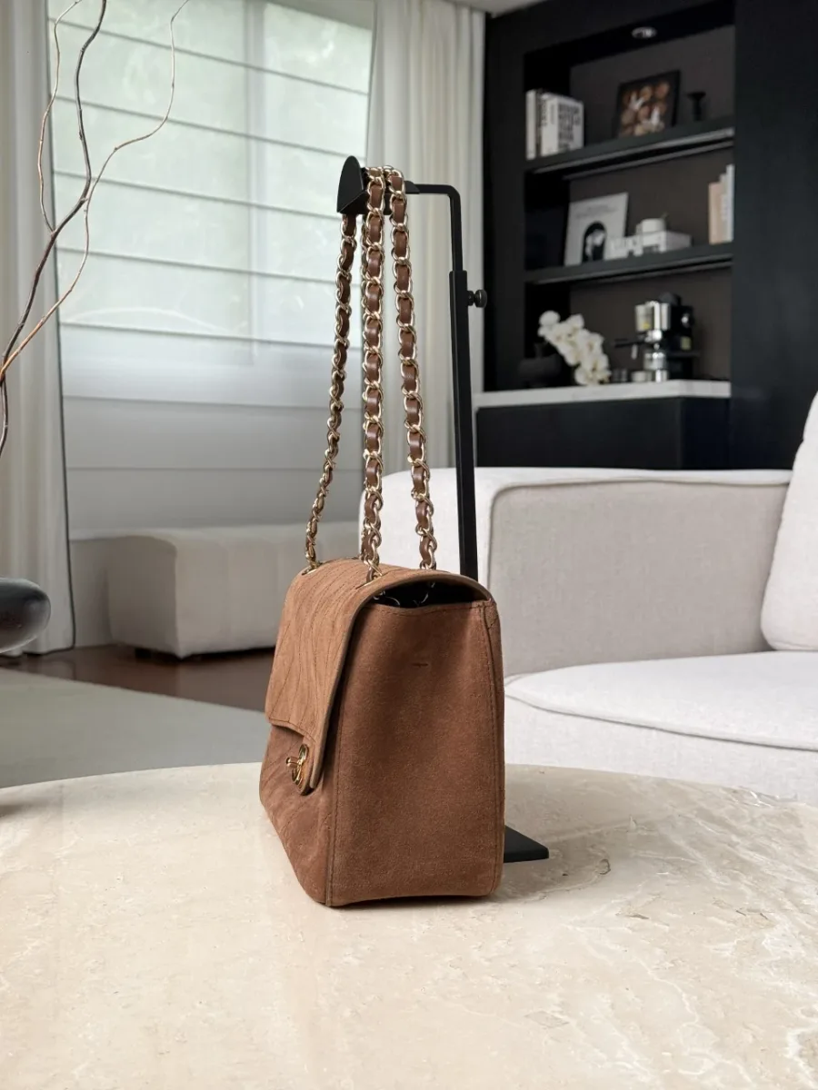 Боковой ракурс коричневой замшевой сумки Chanel Classic Flap