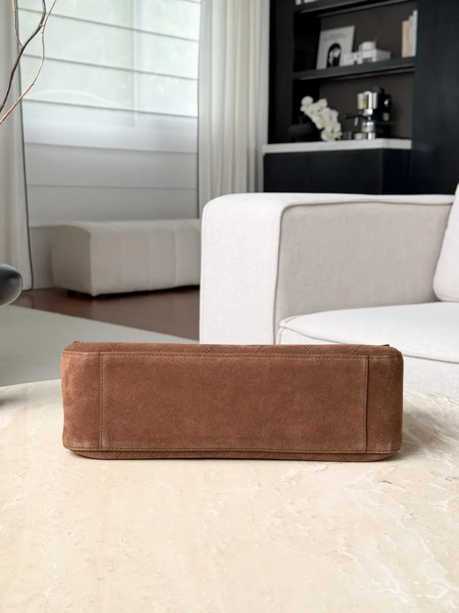 Вид снизу на коричневую замшевую сумку Chanel Classic Flap