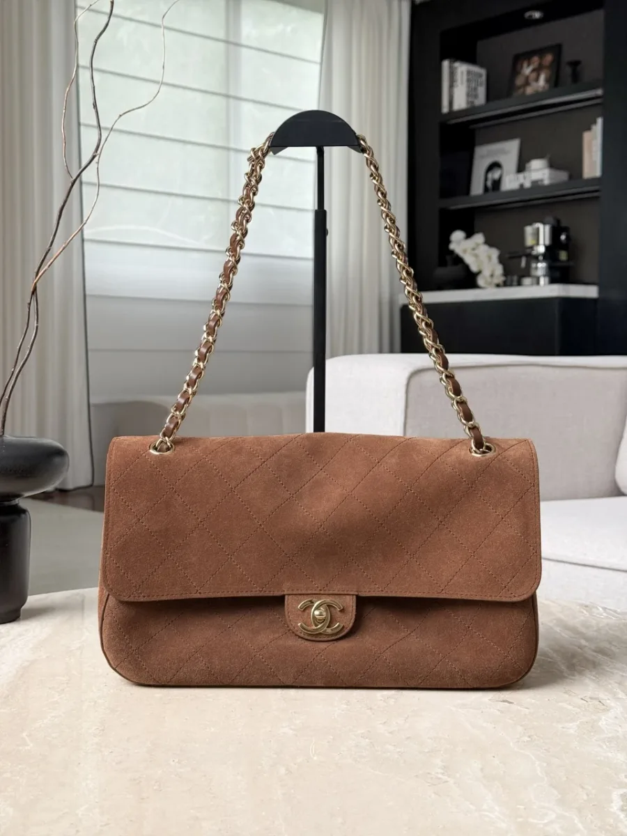 Коричневая замшевая сумка Chanel Classic Flap, вид спереди