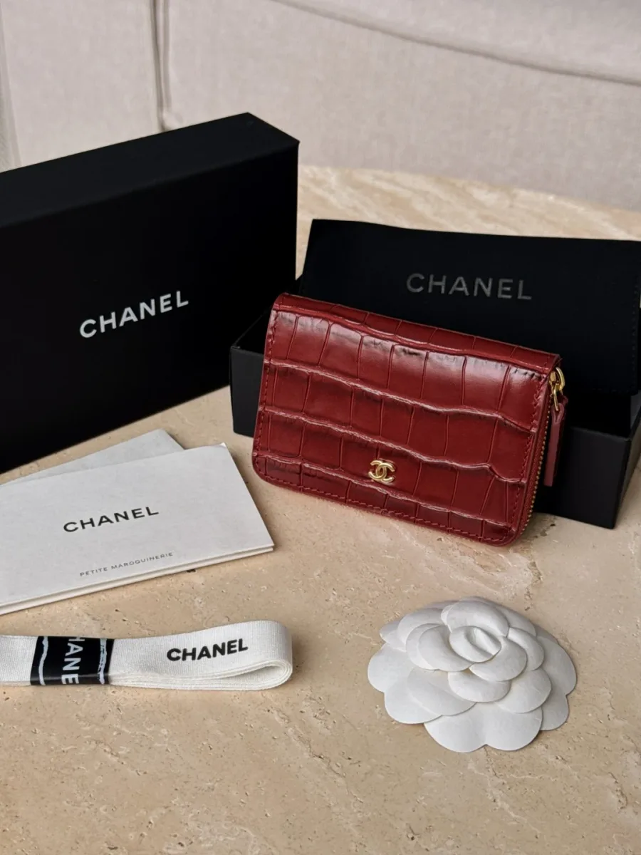 Бордовый картхолдер Chanel в комплекте с коробкой, пыльником и фирменной лентой