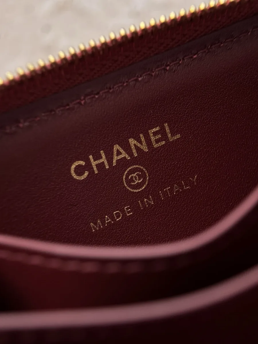 Крупный план золотистого тиснения Chanel Made in Italy внутри картхолдера