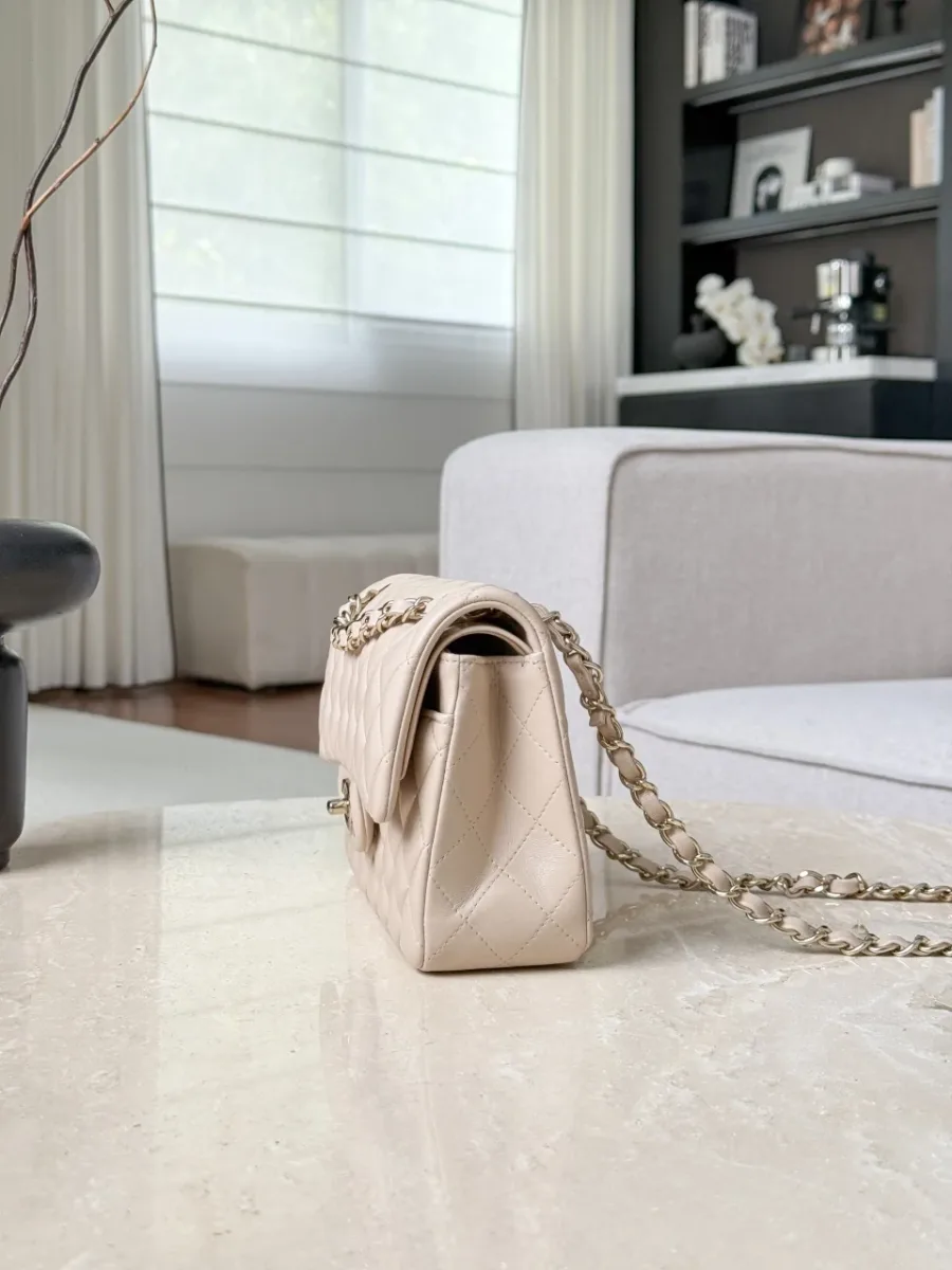 Бежевая кожаная сумка Chanel Classic Flap, вид сбоку