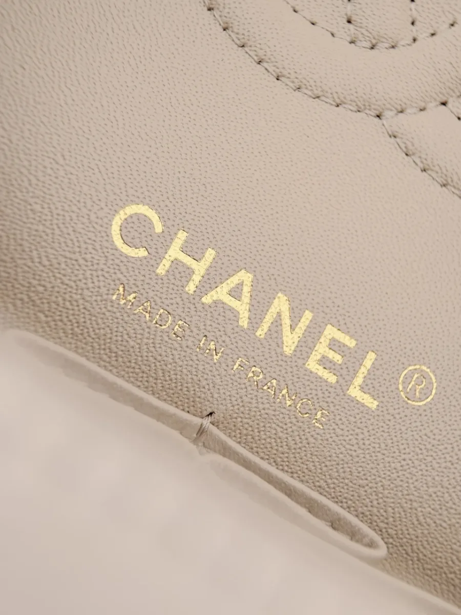 Золотистый логотип Chanel Made in France на внутренней стороне сумки