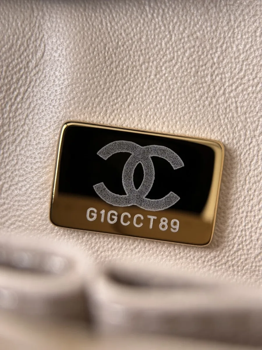 Металлическая пластина с серийным номером внутри сумки Chanel