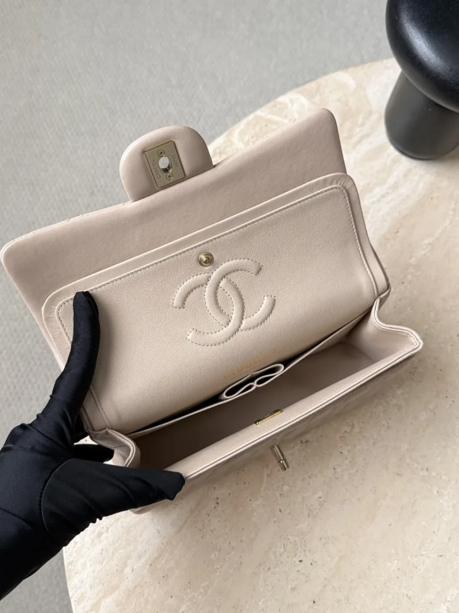 Открытая бежевая сумка Chanel Classic Flap, вид на внутренние отделения