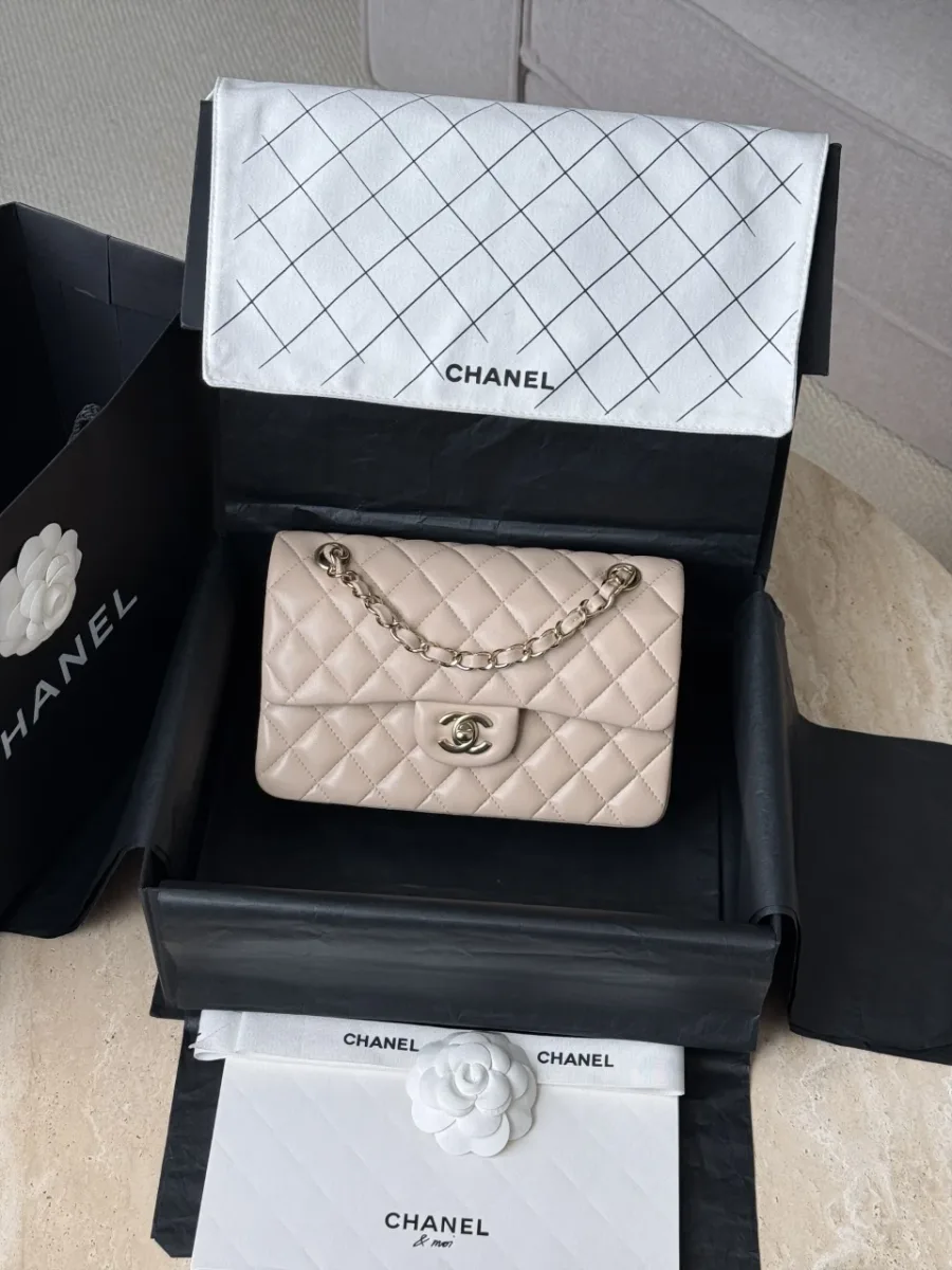 Сумка Chanel Classic Flap в фирменной коробке с упаковочной бумагой