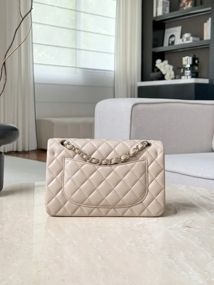 Задняя сторона бежевой сумки Chanel Classic Flap с накладным карманом