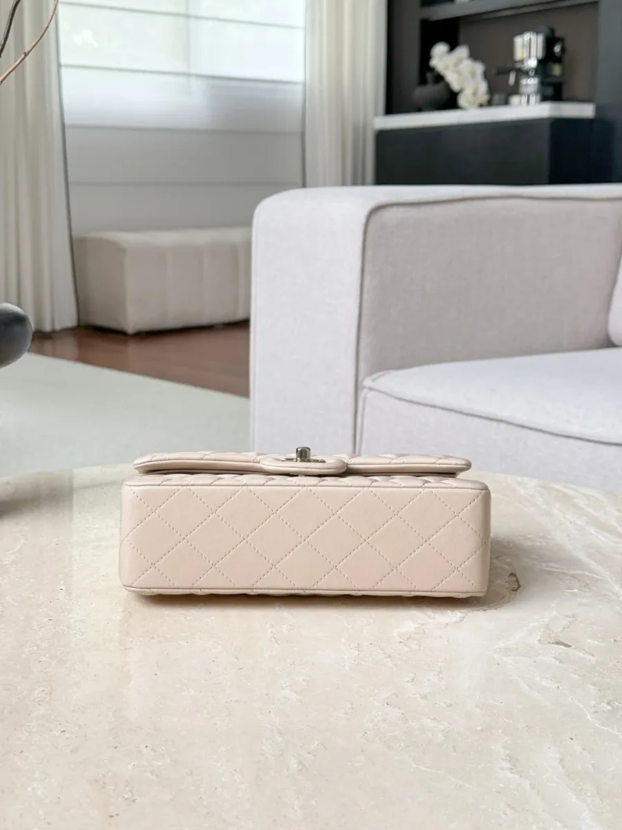 Нижняя часть бежевой стеганой сумки Chanel Classic Flap