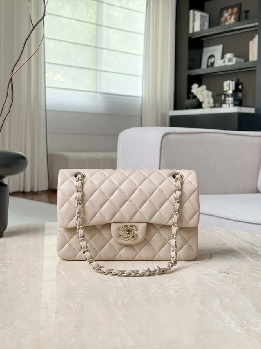 Стеганая сумка Chanel Classic Flap бежевого цвета с цепочкой, вид спереди