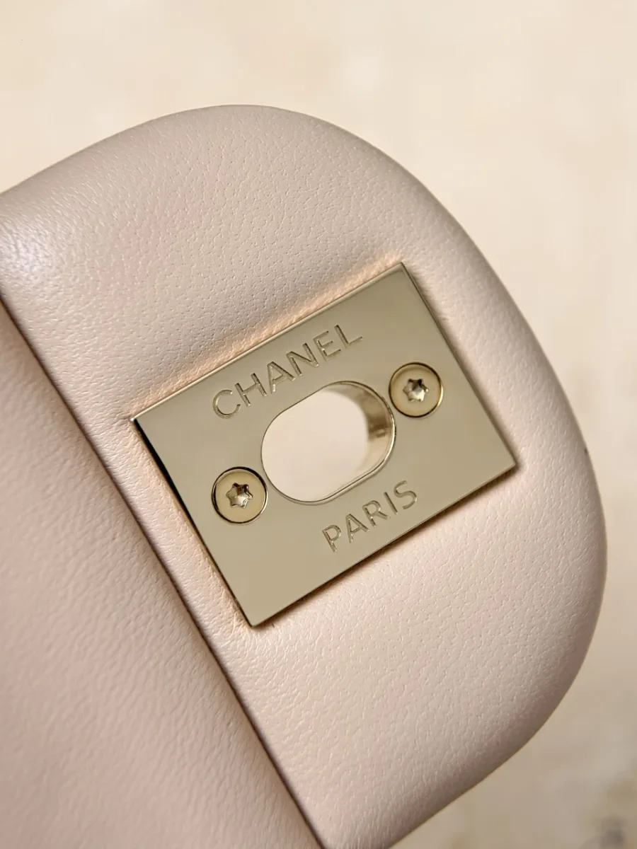 Внутренняя металлическая пластина замка с гравировкой Chanel Paris