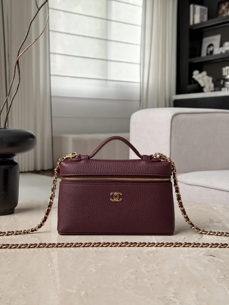 Бордовая сумка-бокс Chanel Vanity Case с золотистой фурнитурой, вид спереди