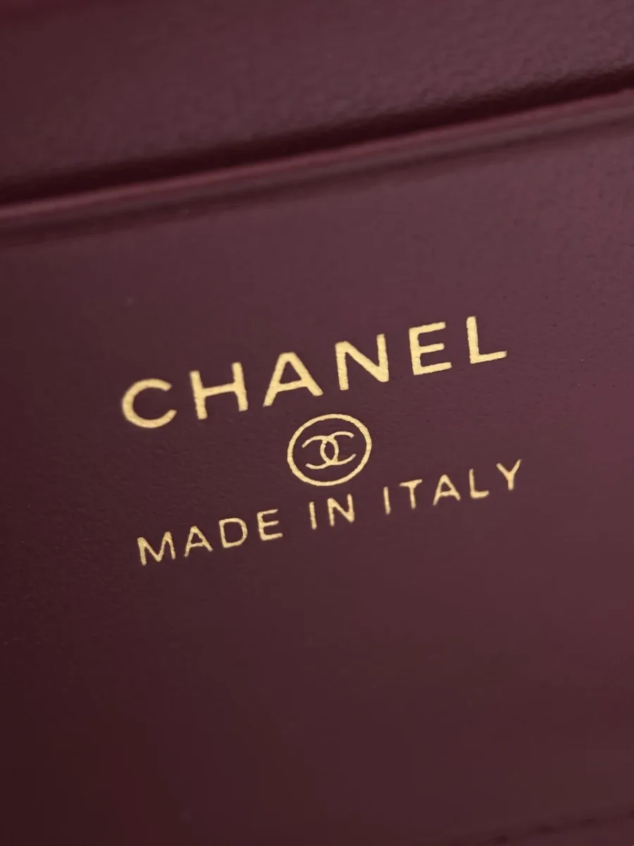 Золотистый внутренний штамп Chanel Made in Italy на бордовой коже