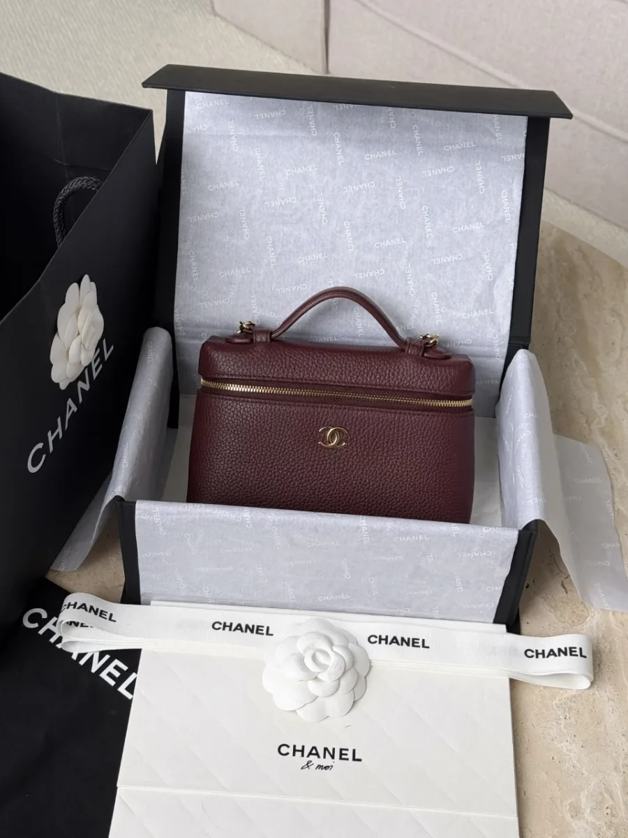 Бордовая сумка Chanel Vanity Case в фирменной упаковочной коробке