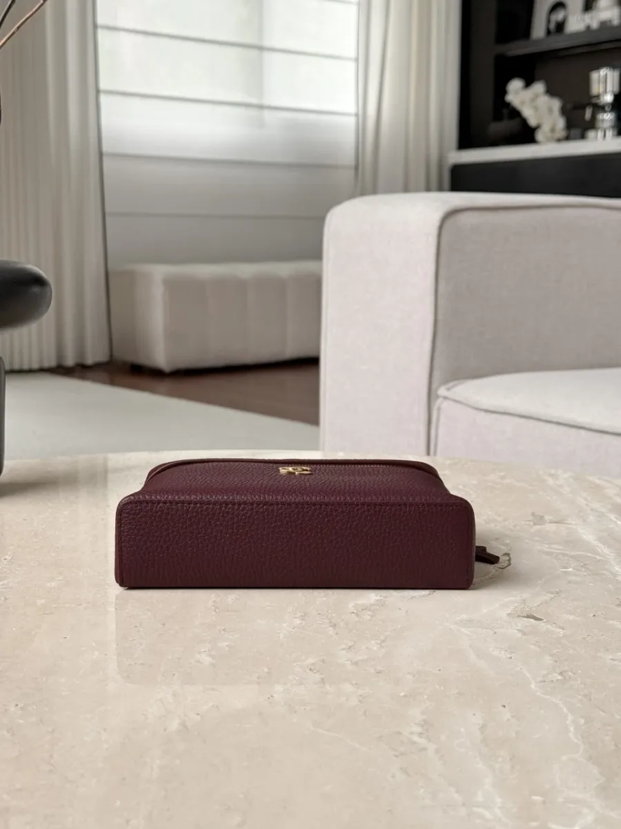 Нижняя часть бордовой сумки Chanel Vanity Case из зернистой кожи