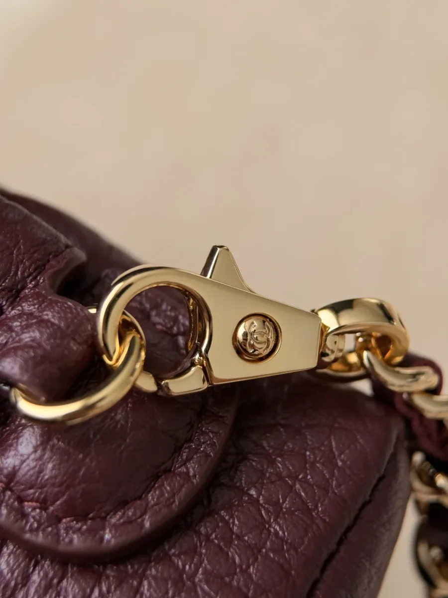 Золотистый карабин плечевого ремня-цепочки бордовой сумки Chanel