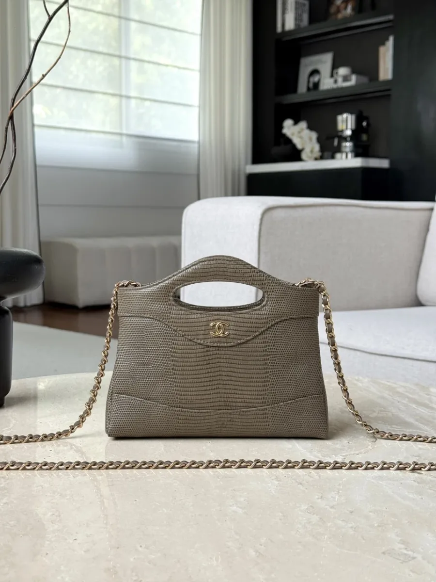 Сумка Chanel 31 Nano цвета хаки с тиснением под ящерицу и золотистой цепочкой, вид спереди