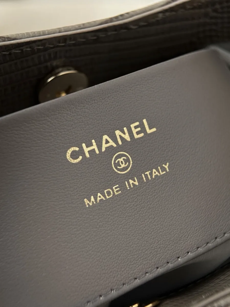 Золотистый тисненый логотип Chanel Made in Italy на внутреннем кожаном кармане