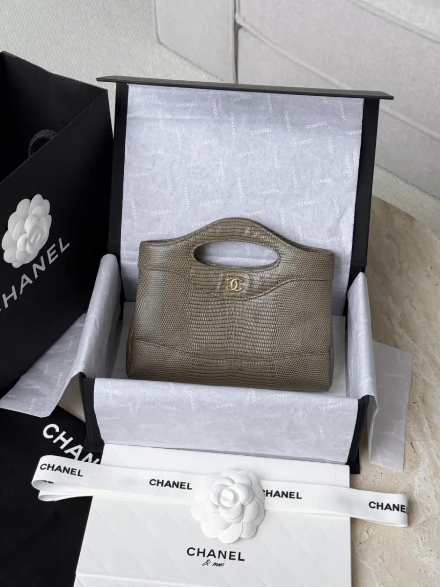 Сумка Chanel 31 Nano в фирменной подарочной коробке с упаковочной бумагой и лентой