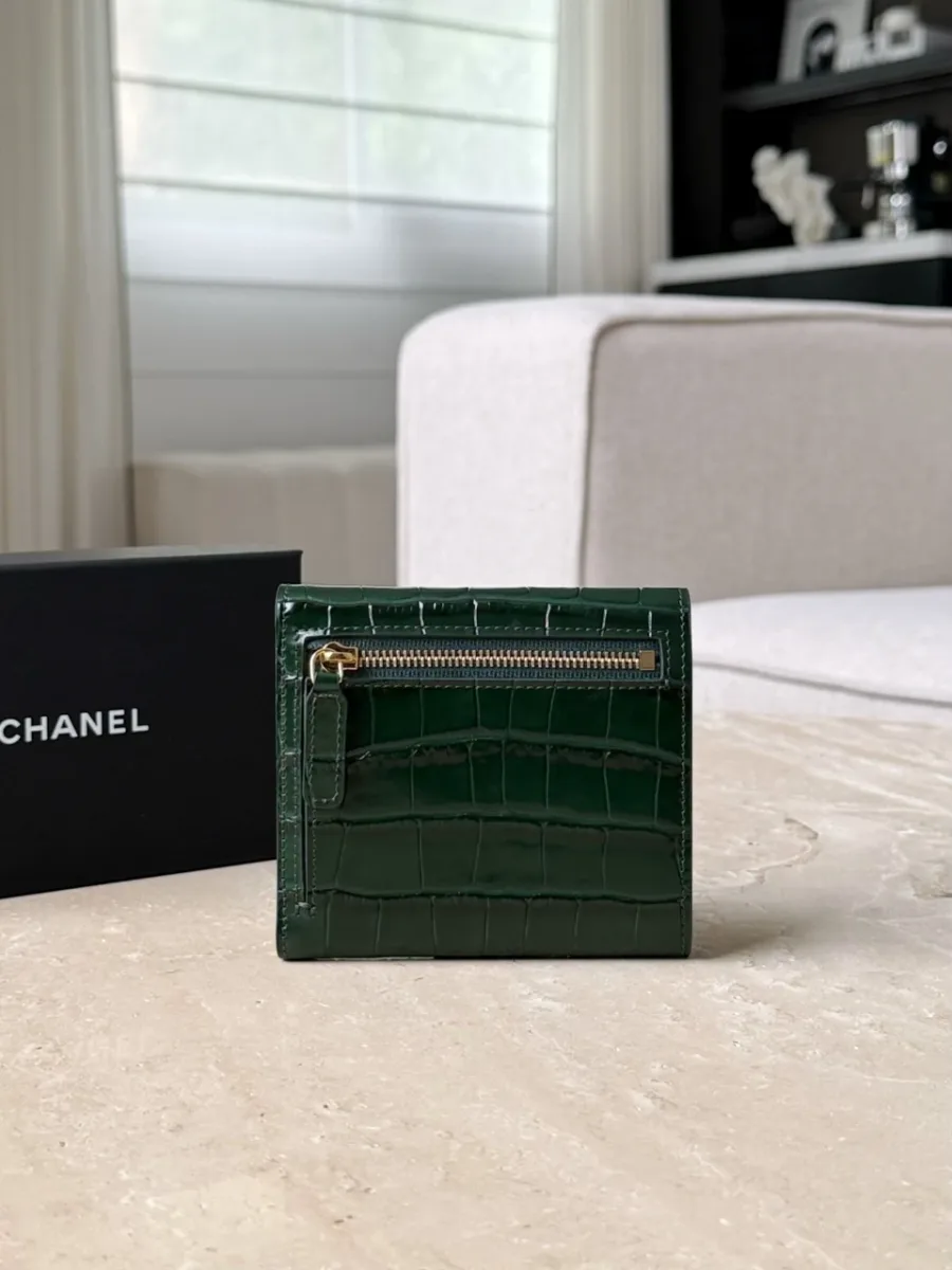 Вид сзади на зеленый кошелек Chanel с карманом на молнии