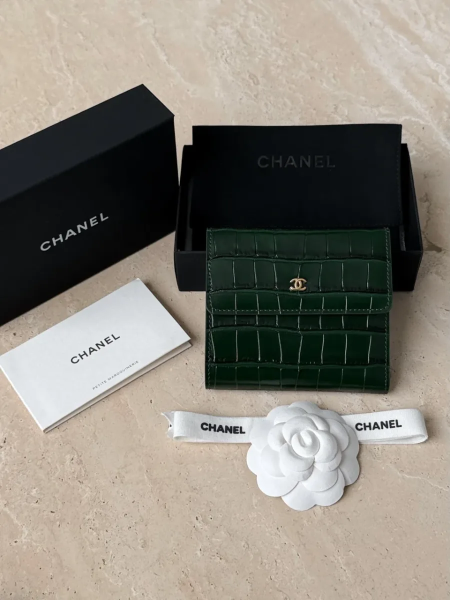 Зеленый кошелек Chanel в комплекте с фирменной коробкой, пыльником и буклетом