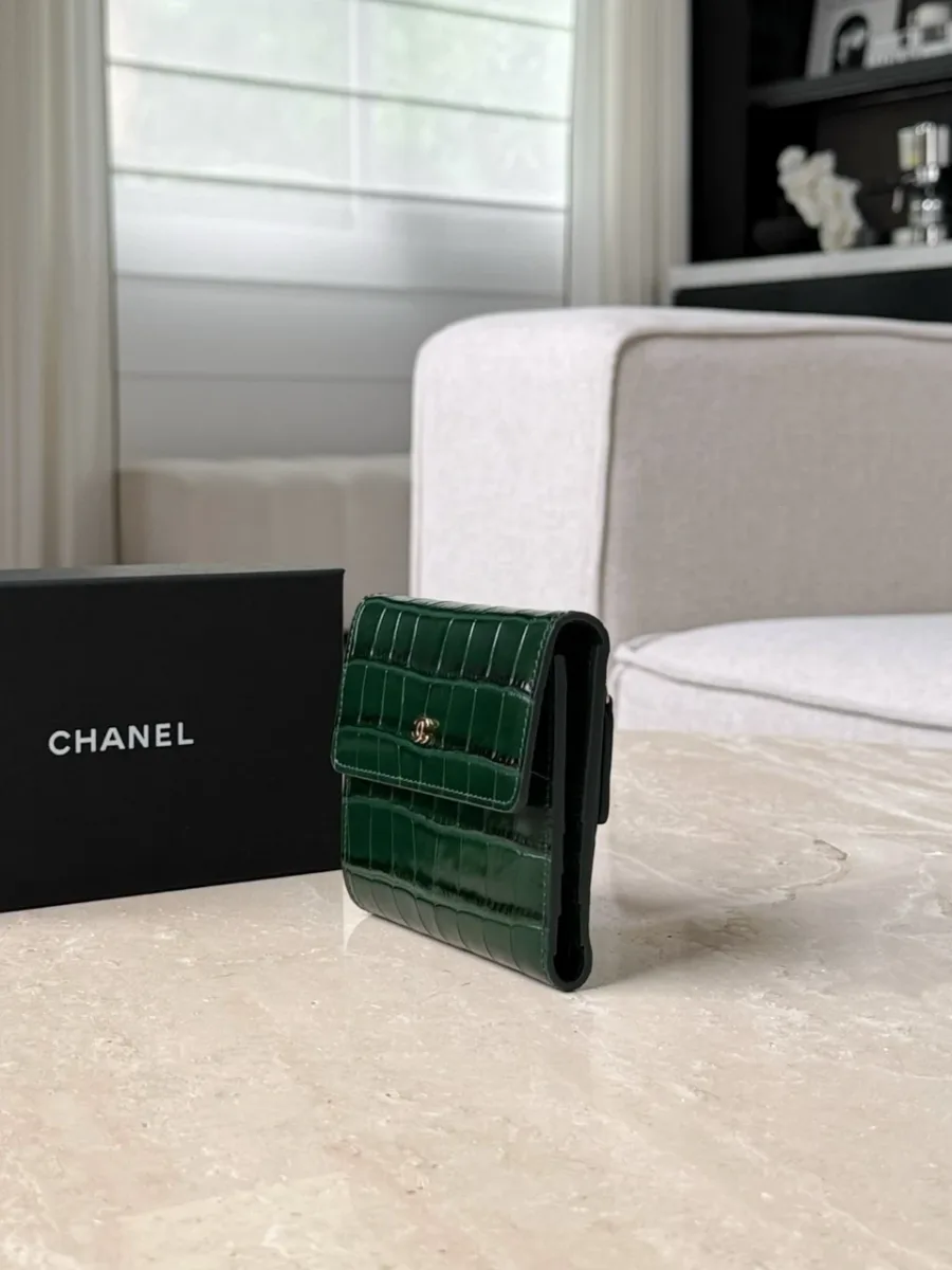 Зеленый кошелек Chanel с тиснением под крокодила, вид сбоку