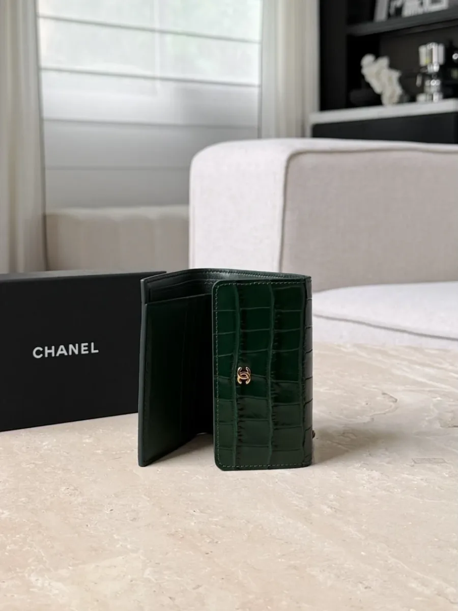 Зеленый кошелек Chanel в полуоткрытом виде, стоит вертикально