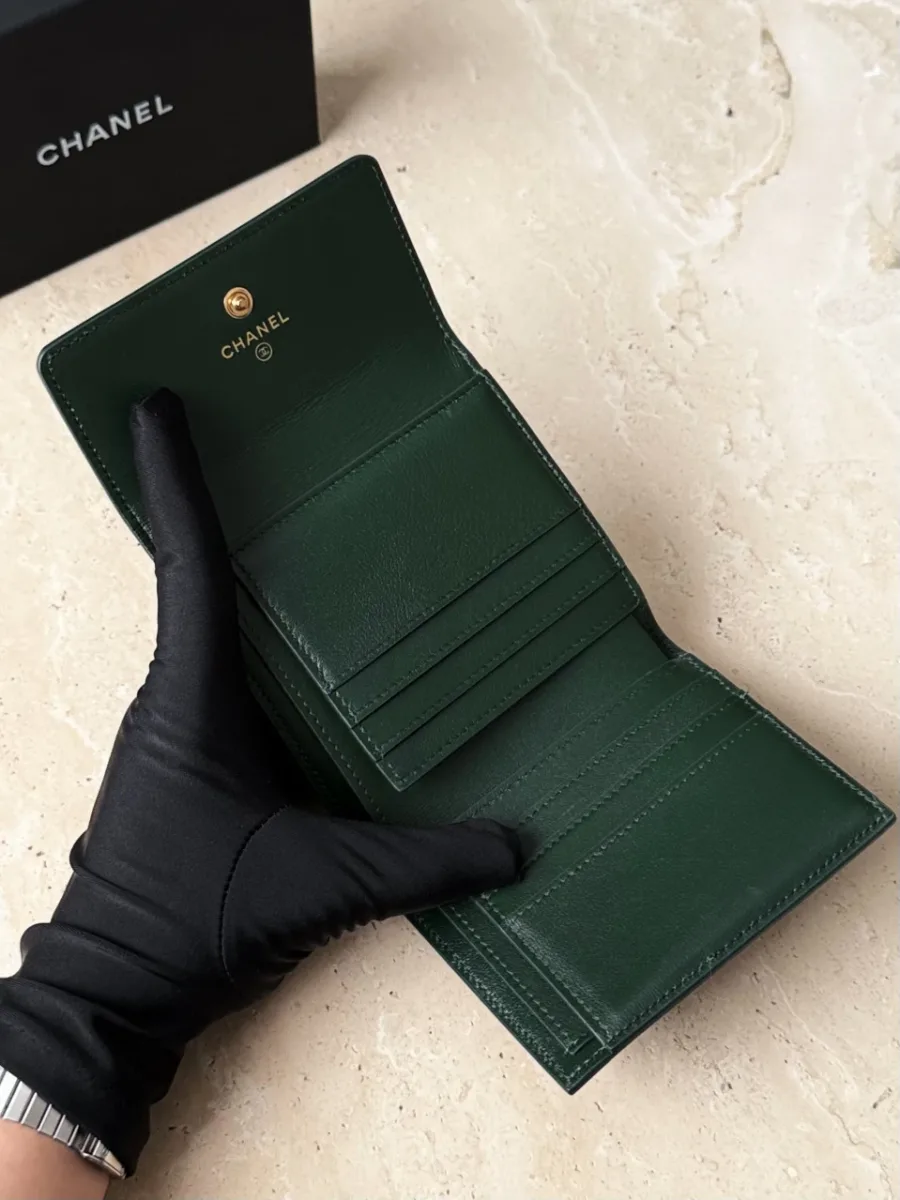 Внутреннее отделение зеленого кошелька Chanel с отделениями для карт