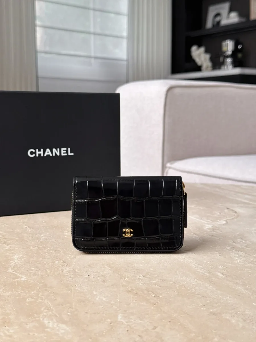 Чёрный картхолдер Chanel с тиснением под крокодила, вид спереди