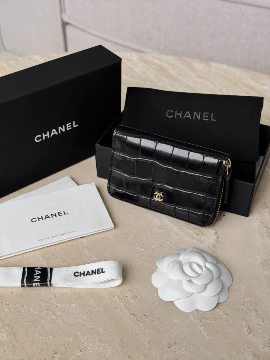 Комплектация картхолдера Chanel с фирменной коробкой и пыльником