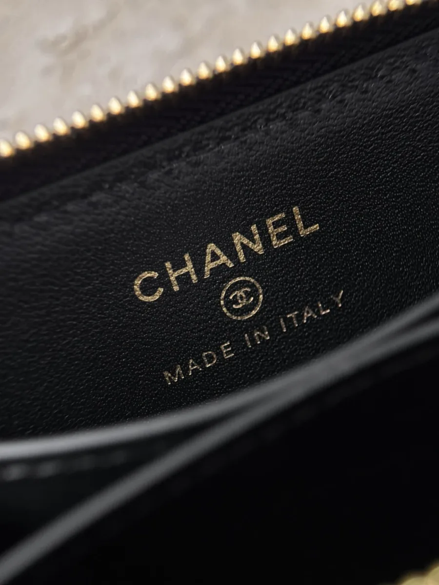 Золотистое тиснение Chanel Made in Italy на внутренней стороне