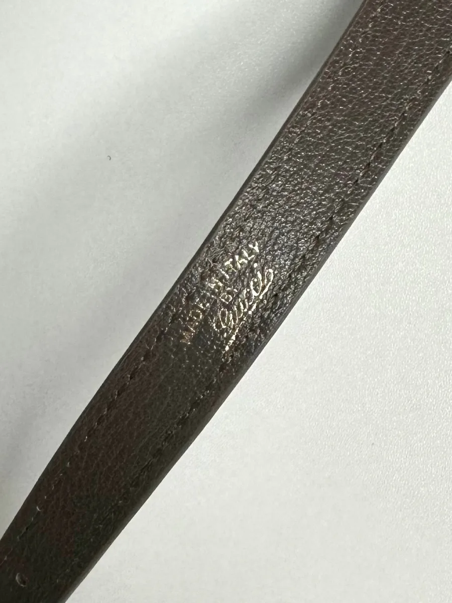 Деталь плечевого ремня с золотистым тиснением Made in Italy by Gucci