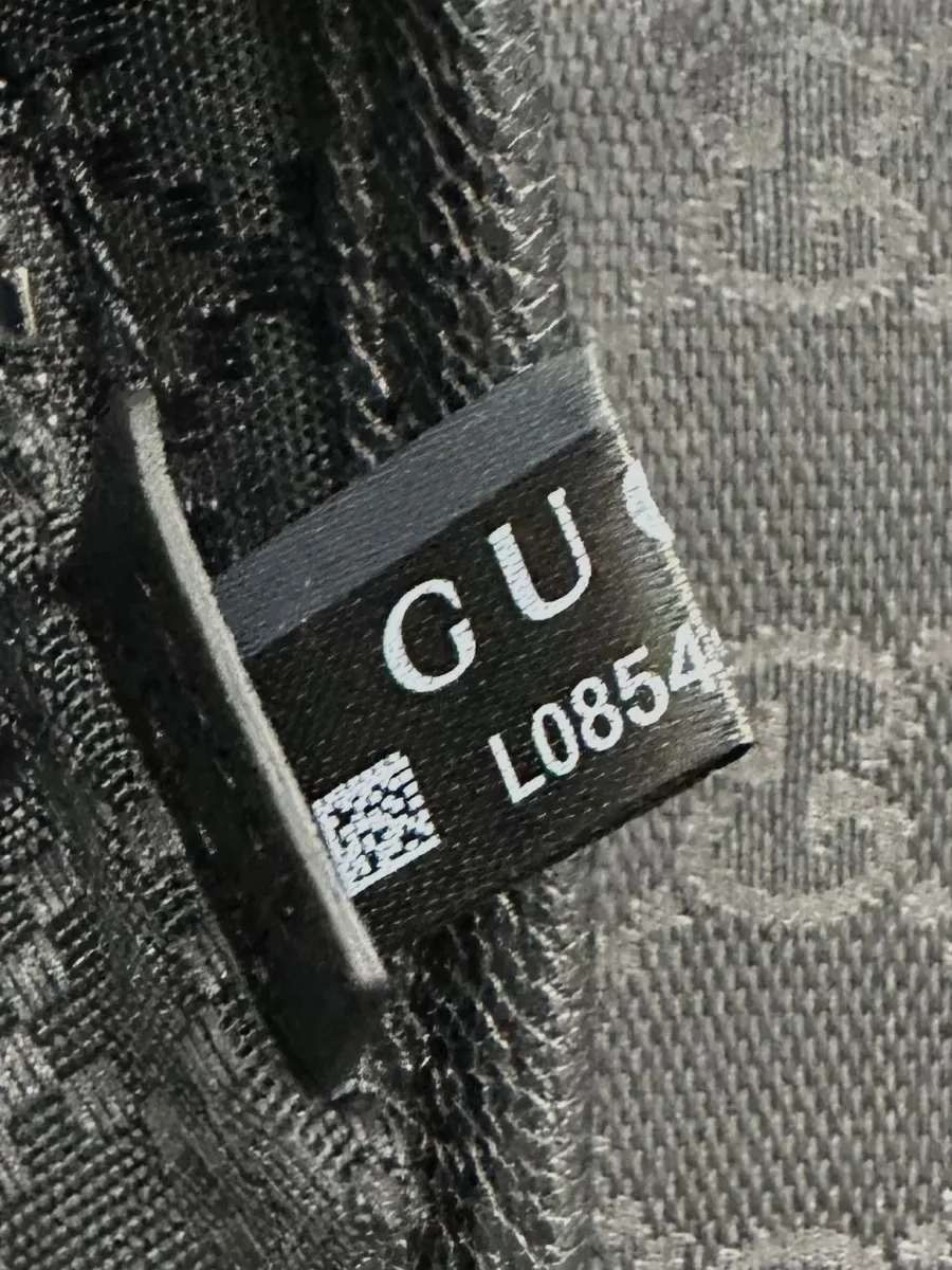 Текстильная бирка Gucci с QR-кодом и маркировкой внутри сумки