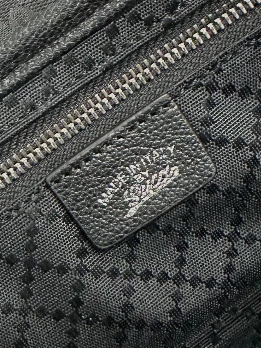 Кожаная нашивка Made in Italy by Gucci около кармана на молнии