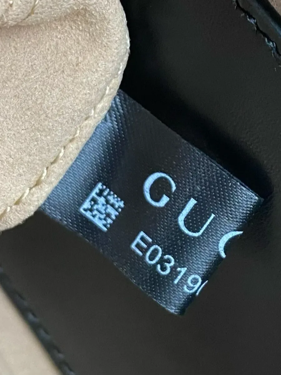 Тканевый ярлык Gucci с QR-кодом и микротекстом внутри сумки