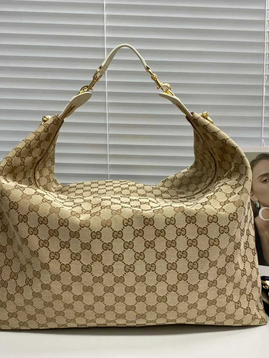 Бежевая сумка-хобо Gucci из канваса GG с белой кожаной ручкой, вид спереди