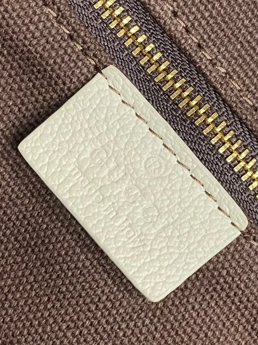 Внутренний карман на молнии с белой кожаной нашивкой бренда Gucci