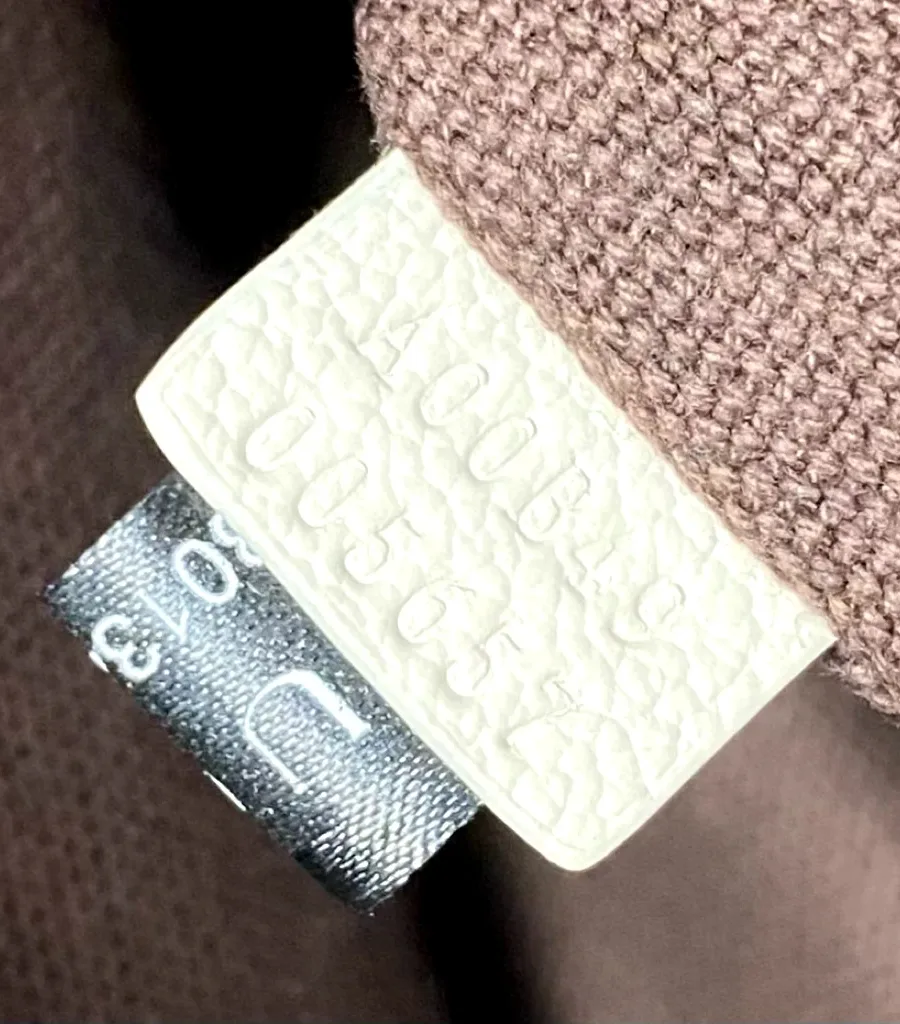 Кожаный ярлык с серийным номером внутри подкладки сумки крупным планом
