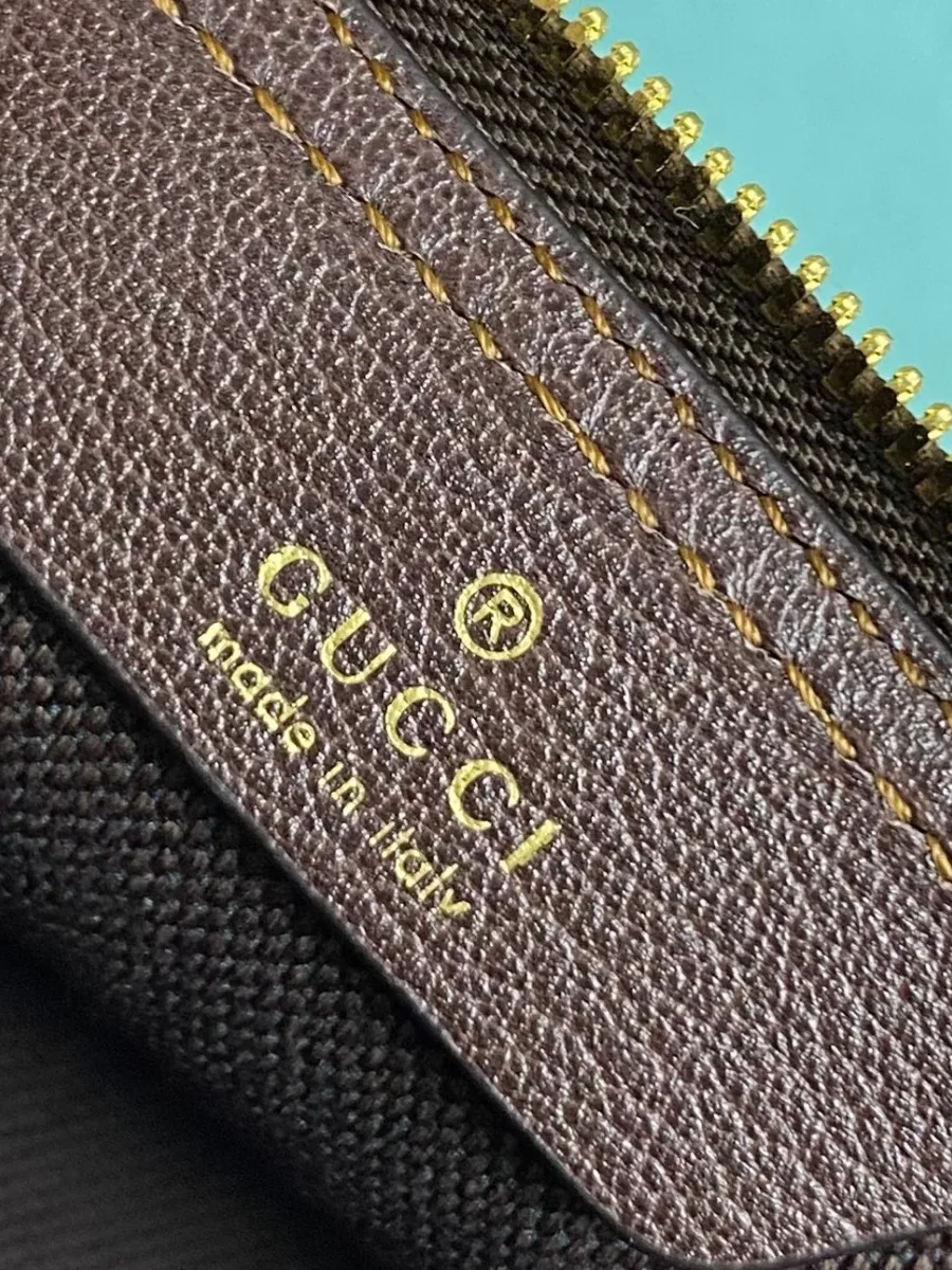 Кожаная планка с золотистым тиснением логотипа Gucci Made in Italy у застежки