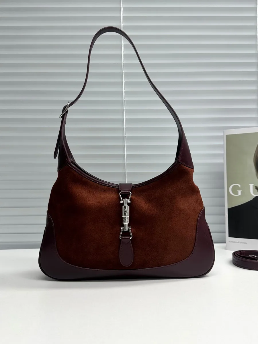 Коричневая замшевая сумка Gucci Jackie 1961 с кожаной отделкой, вид спереди