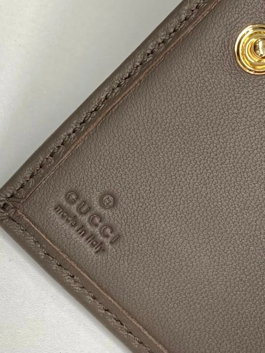 Тиснение логотипа Gucci Made in Italy на внутренней части кошелька