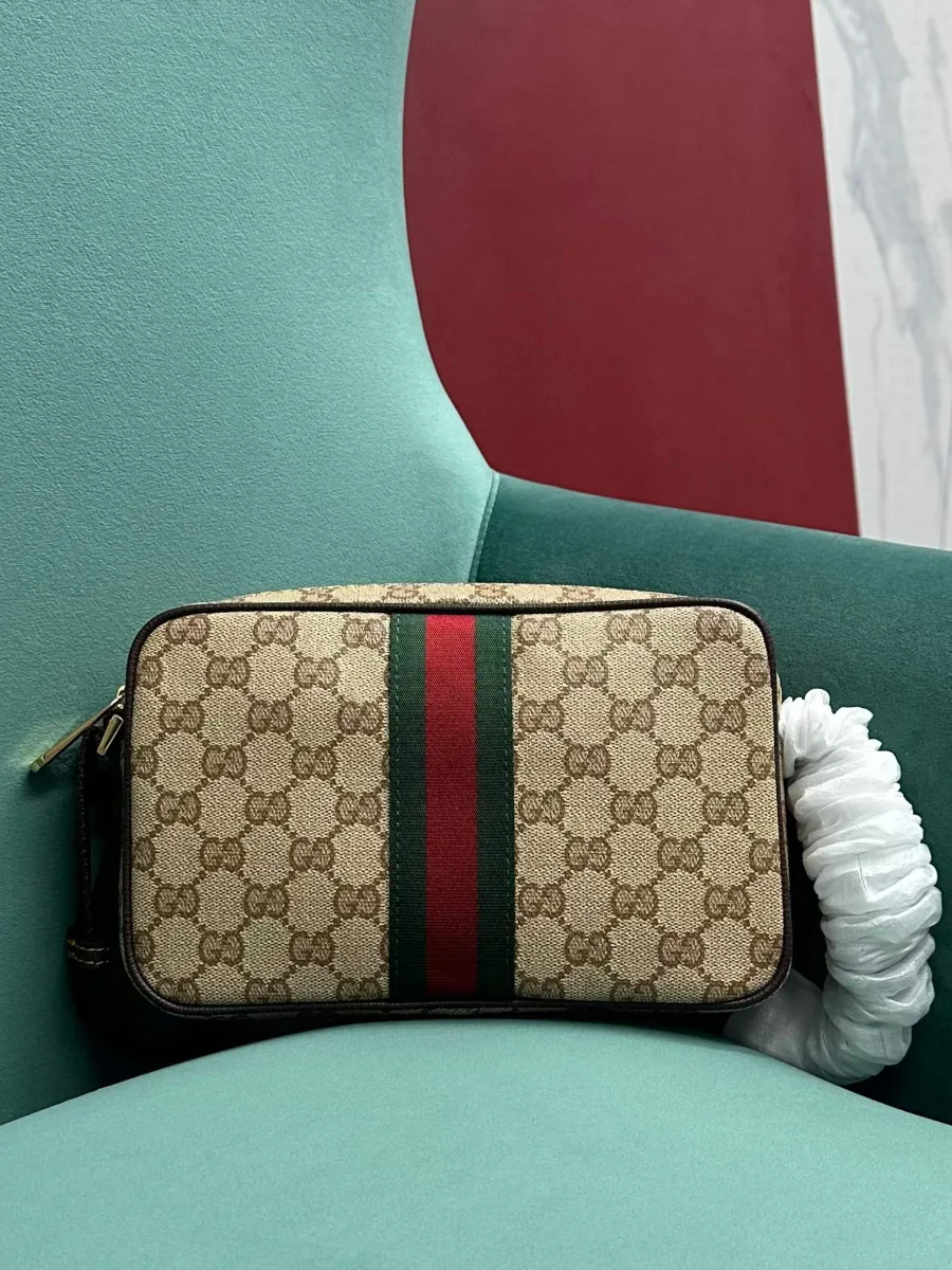 Сумка через плечо Gucci из канваса GG Supreme с лентой Web, вид спереди