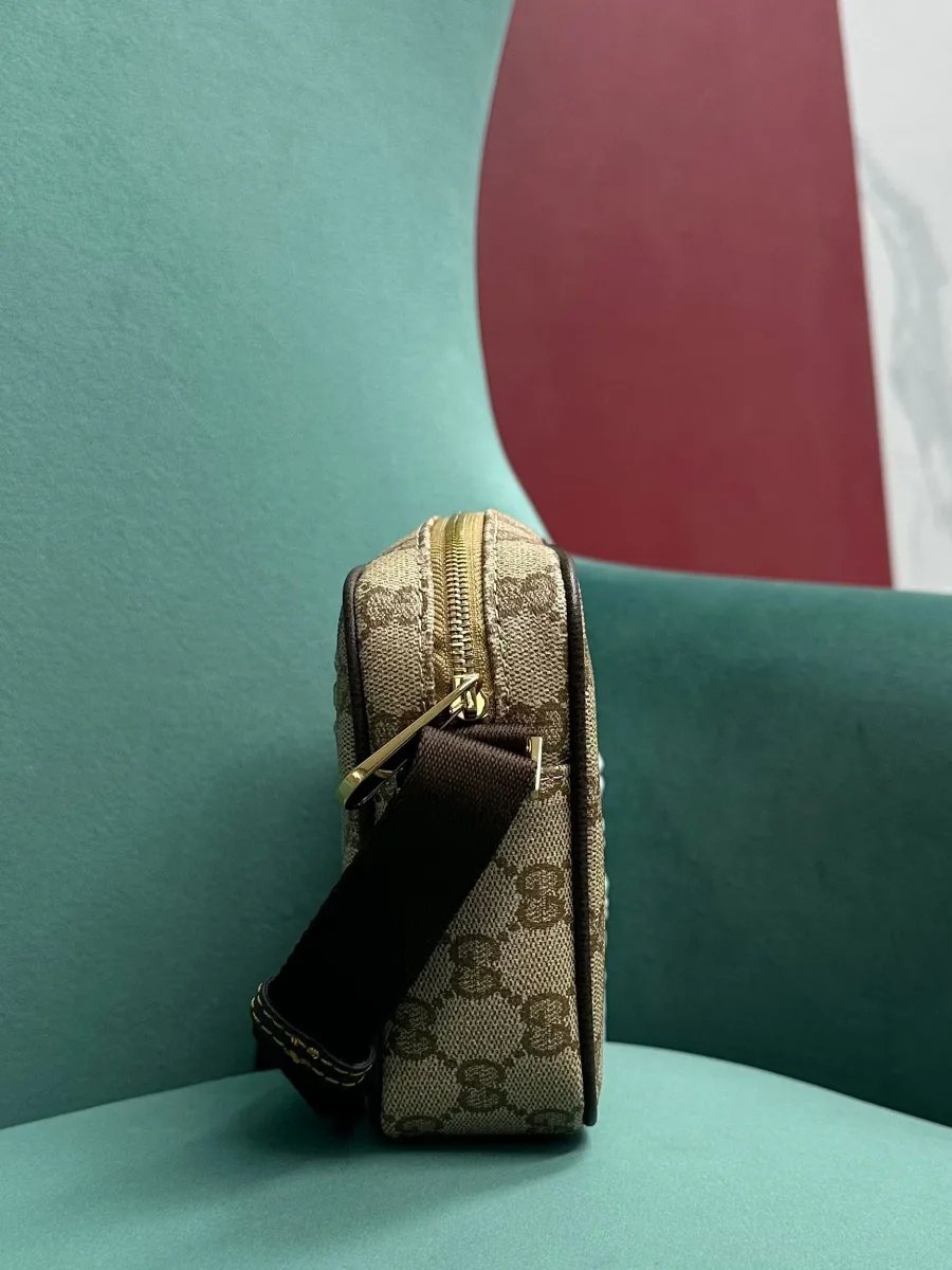 Сумка через плечо Gucci GG Supreme с коричневой отделкой, вид сбоку
