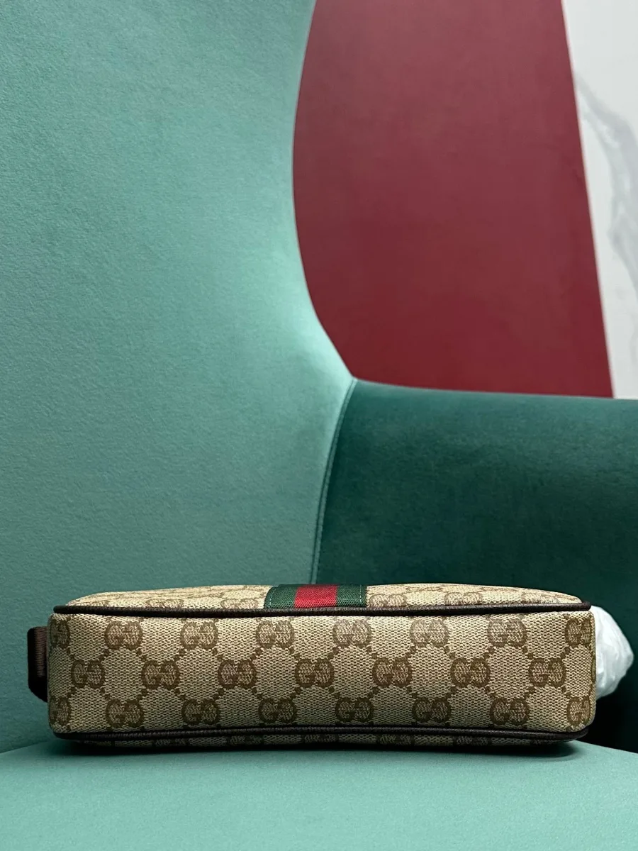 Сумка через плечо Gucci GG Supreme, вид снизу на основание