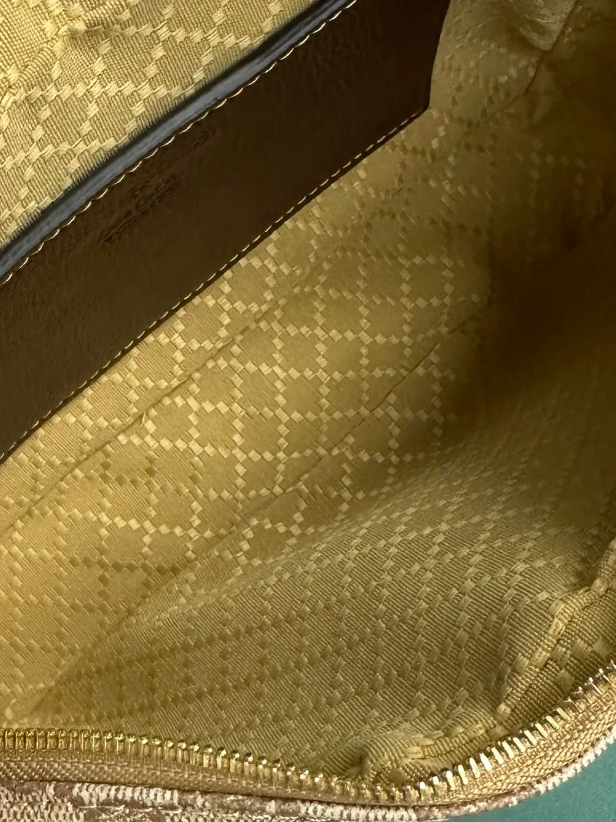 Внутреннее отделение сумки Gucci с подкладкой и слотами для карт