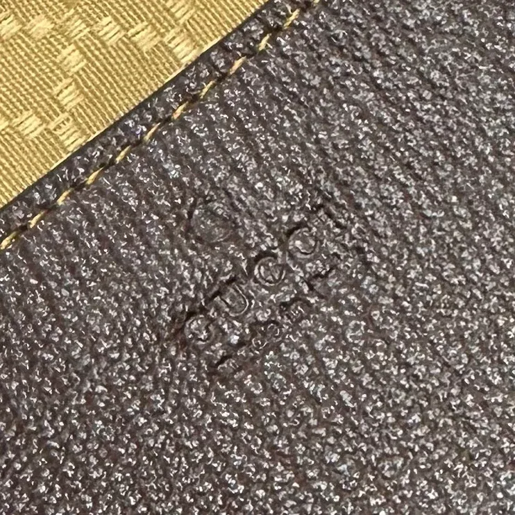 Кожаная нашивка внутри сумки с тисненым логотипом Gucci