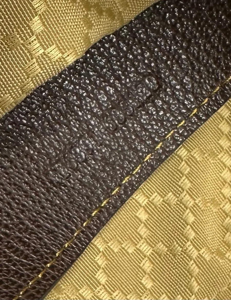 Тисненая кожаная отделка с логотипом Gucci крупным планом