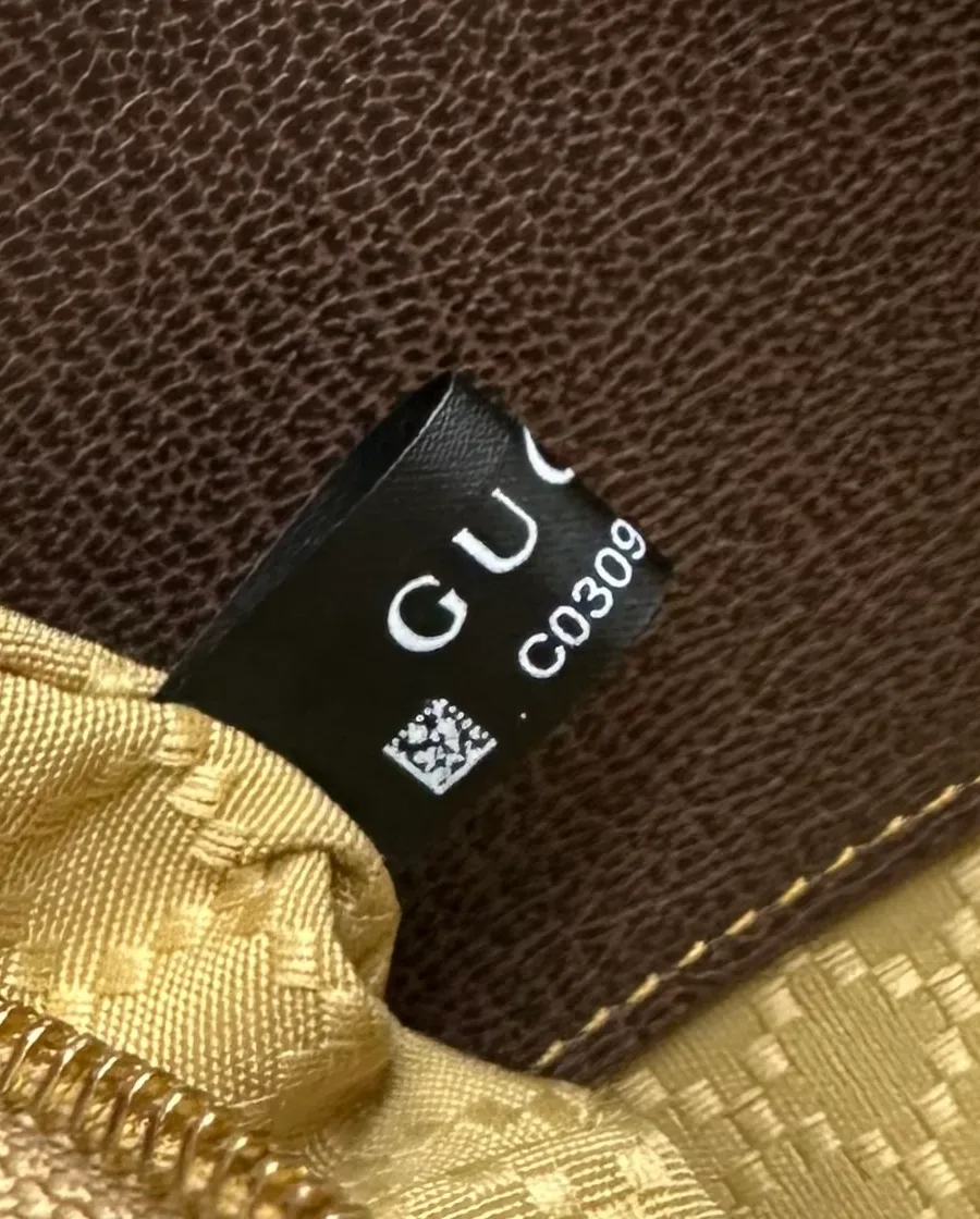 Внутренняя тканевая бирка Gucci с микрокодом и артикулом