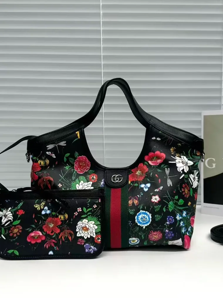 Gucci Чёрная сумка-хобо Ophidia Flora с цветочным принтом и лентой Web
