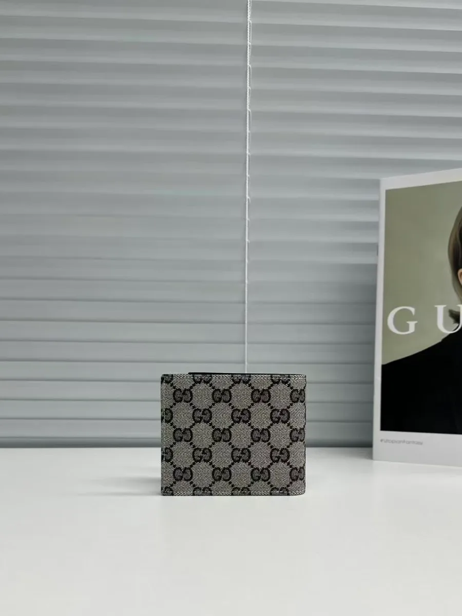 Задняя сторона синего мужского кошелька Gucci из канваса GG Supreme